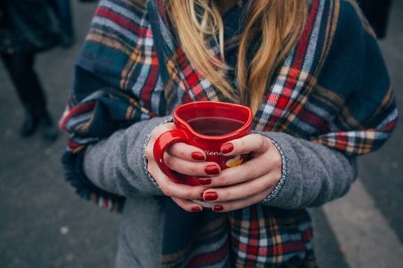 卵を殻ごとコーヒーに入れる北欧式エッグコーヒーの淹れ方