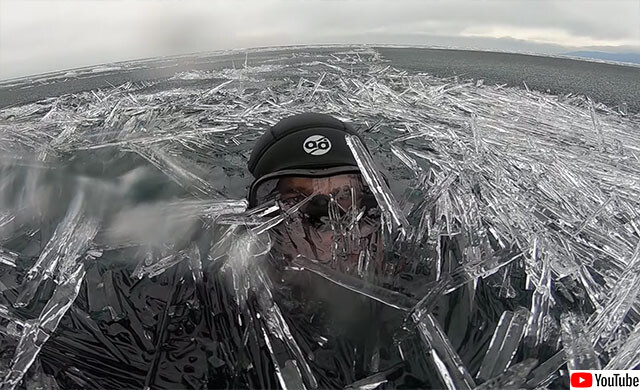 地獄の光景かな？バイカル湖の針状の氷の中を泳ぐダイバー