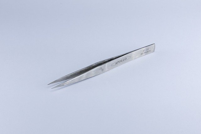 tweezers-2671516_640