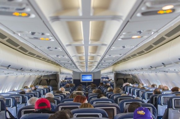 飛行機の座席シートが青色なのはなぜ？それには3つの理由があった