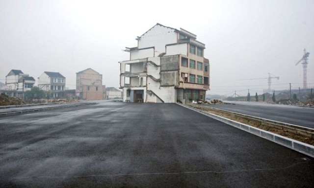 仰天！高速道路の真ん中に建つ家（中国）