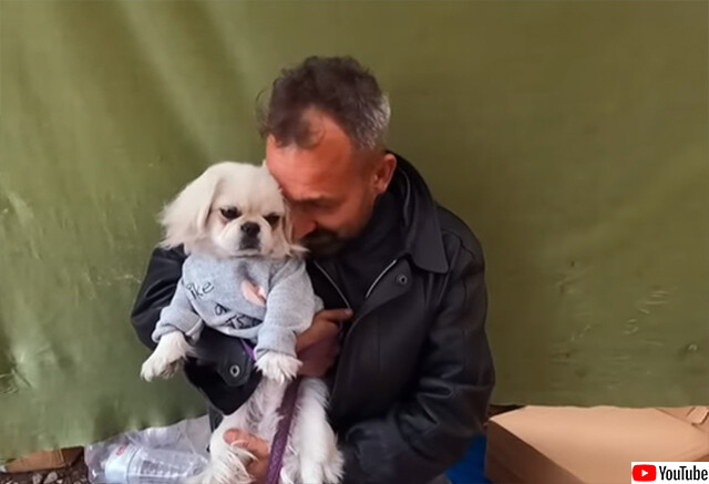 トルコ地震で家を失った家族が避難中、瓦礫の下から犬を救出。特別な絆で結ばれ家族の一員に