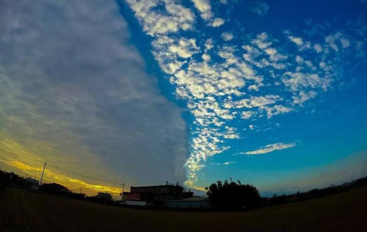 空がが真っ二つに割れた 台湾に出現した 陰陽雲 追記 そして日本の仙台でも カラパイア