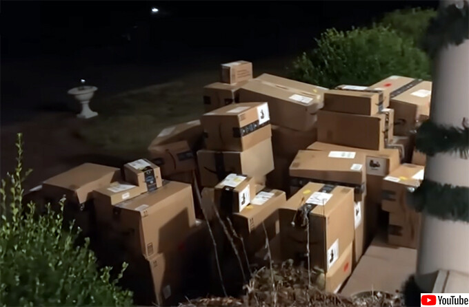 Amazonから注文した覚えのない荷物が100個以上届いて困惑する女性