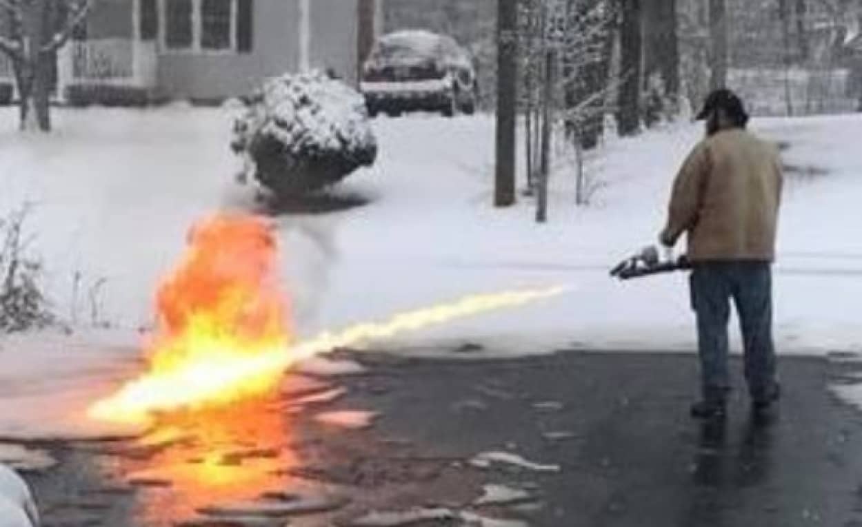 汚物じゃないけど消毒だ っ 火炎放射で雪を解かす猛者が現る アメリカ カラパイア