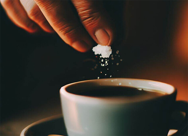 コーヒーにひとつまみの塩を入れると苦みが和らぐのは本当。その科学的な根拠とは？【ライフハック】