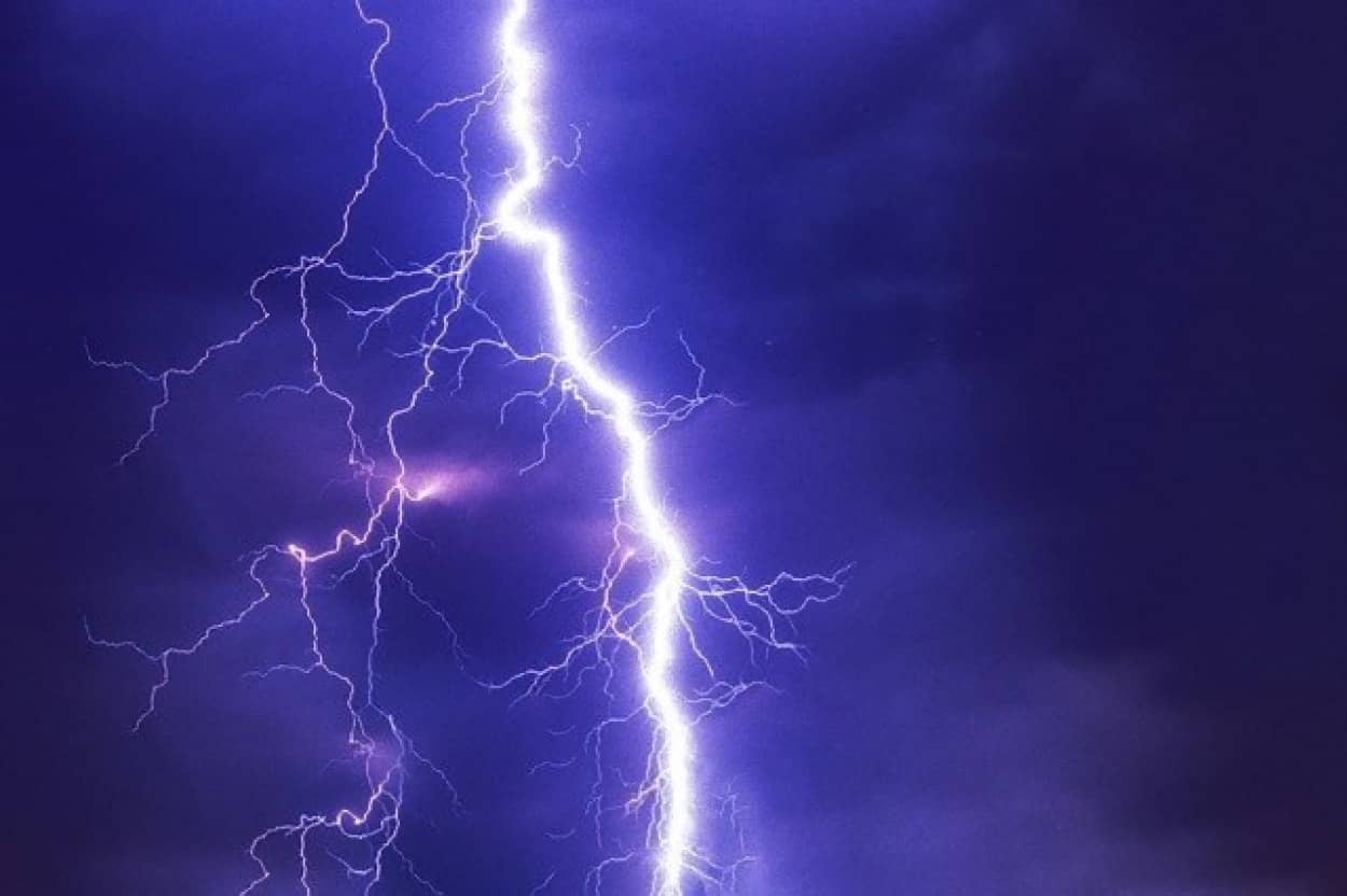 雷の落下地点を操るレーザー技術