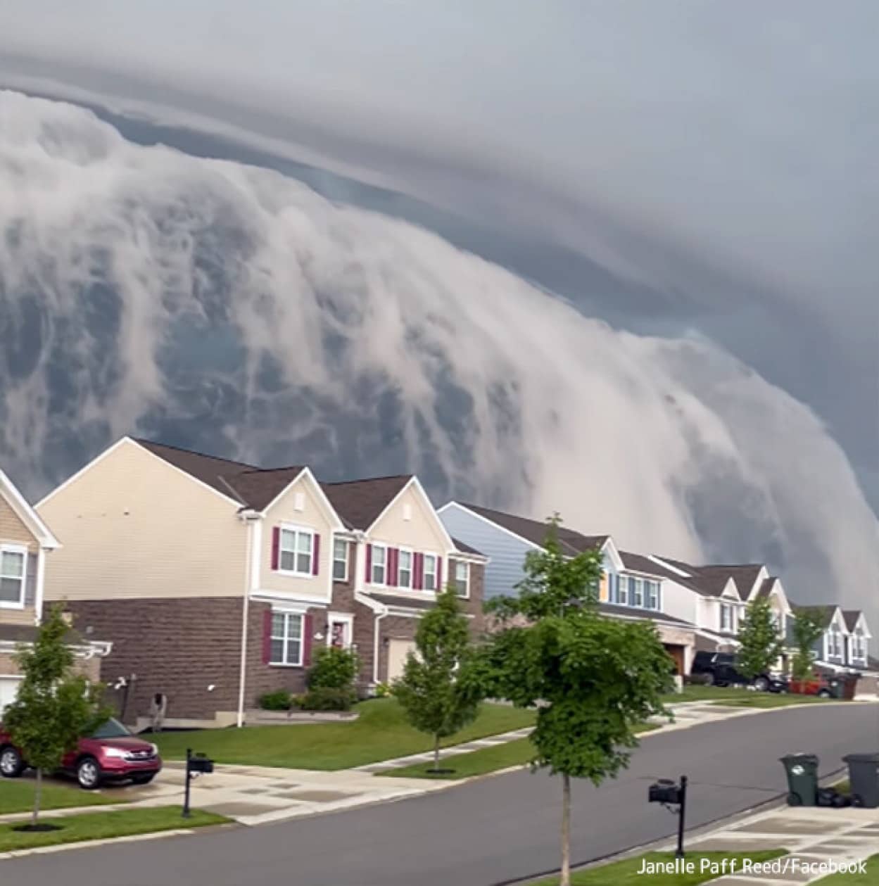 津波のように見える雲