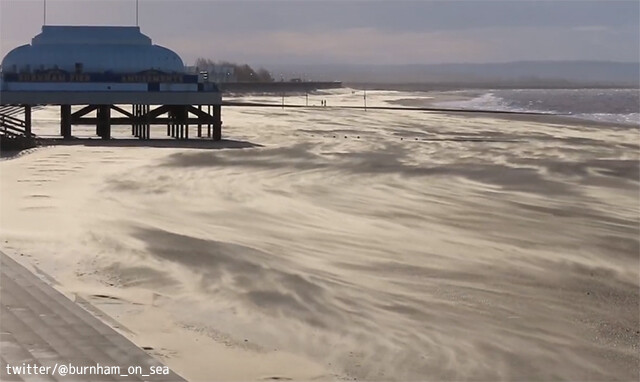 雲海ならぬ雲砂！強烈な嵐の影響で浜辺の砂が雲のように動き出す珍百景