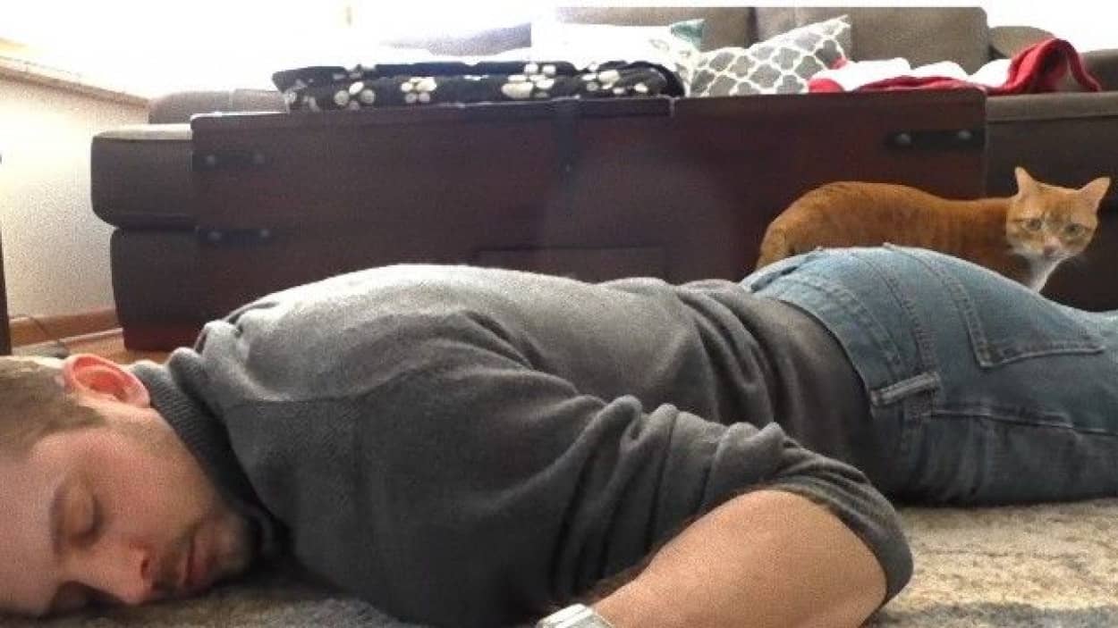 たまには下僕も猫の愛を感じたい カリスマ猫下僕のクリスさんも 愛猫の前で死んだふりをしていた カラパイア