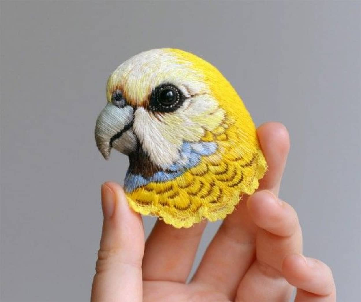 いつも胸元にバード やさしい質感と色彩豊かな刺繍が施された鳥のブローチがナウオンセール カラパイア いつも胸元にバード やさしい質感と色彩豊かな刺繍が施された鳥のブローチがナウオンセール カラパイア