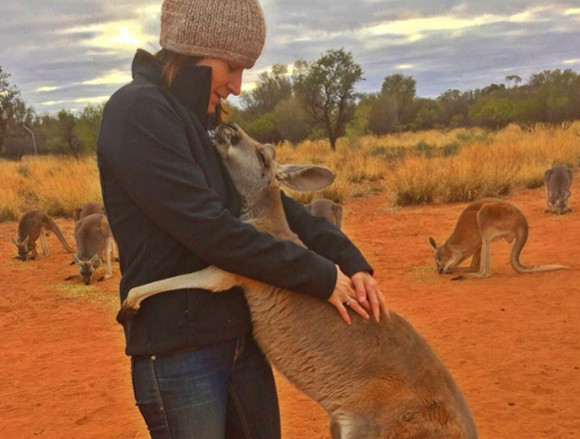 だって抱っこが好きやね ん とにかく毎日抱っこされたがりなカンガルーのいる風景 カラパイア だって抱っこが好きやね ん とにかく毎日抱っこされたがりなカンガルーのいる風景 カラパイア