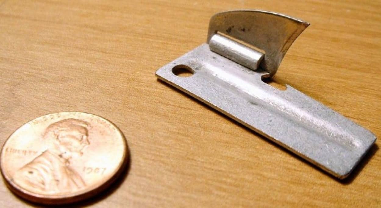 米軍史上最高クラスの発明品と言われている缶切り P 38 には38通り以上の使い方がある カラパイア 米軍史上最高クラスの発明品と言われている缶切り P 38 には38通り以上の使い方がある カラパイア