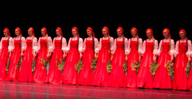 魔術かな スライド方式 浮上歩行 で動くロシア民族舞踊団 ベリョースカ の踊り子たちがからくり人形のようだ カラパイア
