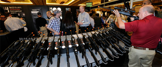 ワクワクが止まらない 世界最大の銃の展示会に群がる大きいおともだち アメリカ カラパイア ワクワクが止まらない 世界最大の銃の展示会に群がる大きいおともだち アメリカ カラパイア