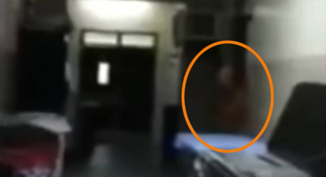 病院の通路から顔をだす霊のような物体は亡くなった医師なのか ホンジュラス カラパイア