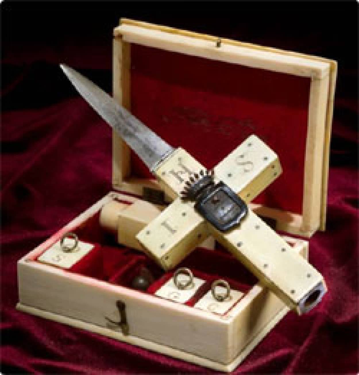 第二次世界大戦中ドイツから持ち出された象牙製銃内蔵の吸血鬼退治セットがすごい カラパイア