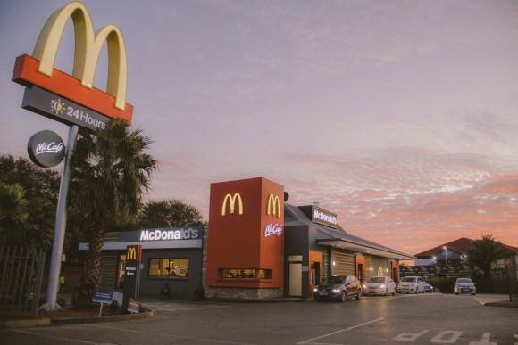 車内の様子はお見通しだった！マクドナルドのドライブスルーで、店員が顧客の注文を間違えない理由（イギリス）