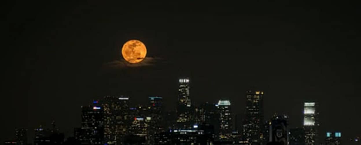 ドラマティックファンタジー ロサンゼルスの満月の動きタイムラプス映像 カラパイア ドラマティックファンタジー ロサンゼルスの満月の動きタイムラプス映像 カラパイア