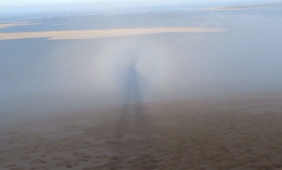 自然のいたずらだとはわかっていても どうみてもヒトガタ 巨人の幽霊が歩いて見える影に遭遇 フランス カラパイア