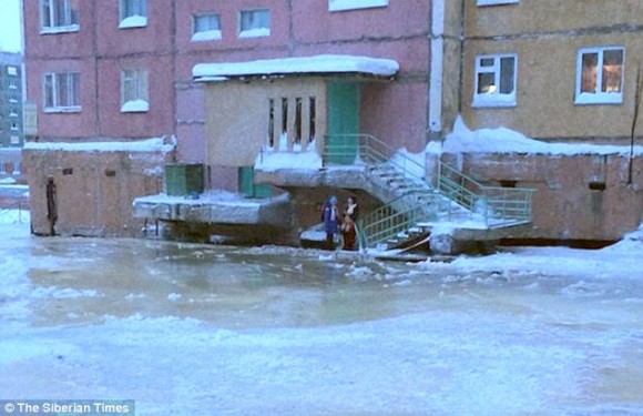 これが噂の エターナルフォースブリザード なのか 冬のロシアで水道管が破裂 町全体が氷漬けに カラパイア これが噂の エターナルフォースブリザード なのか 冬のロシアで水道管が破裂 町全体が氷漬けに カラパイア