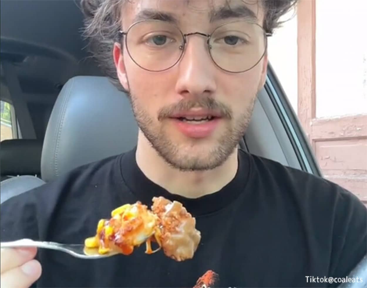 ベジタリアンの男性、はじめてKFCのチキンにトライ
