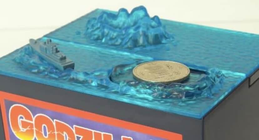 お金を入れるとサウンドが鳴り響き 光るゴジラが手を出す貯金箱 バーニングゴジラバンク が販売中 カラパイア