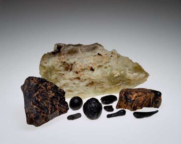 隕石の衝突によって作られた砂漠のガラス リビアングラス カラパイア