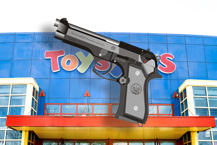 子供に夢を売るおもちゃ店「トイザらス」が銃器販売店に生まれ変わっていた件