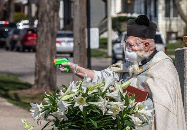 聖水を水鉄砲で噴射する聖職者。社会的距離を保ちながらの祝福行事が話題となりコラ職人がんばる（アメリカ）