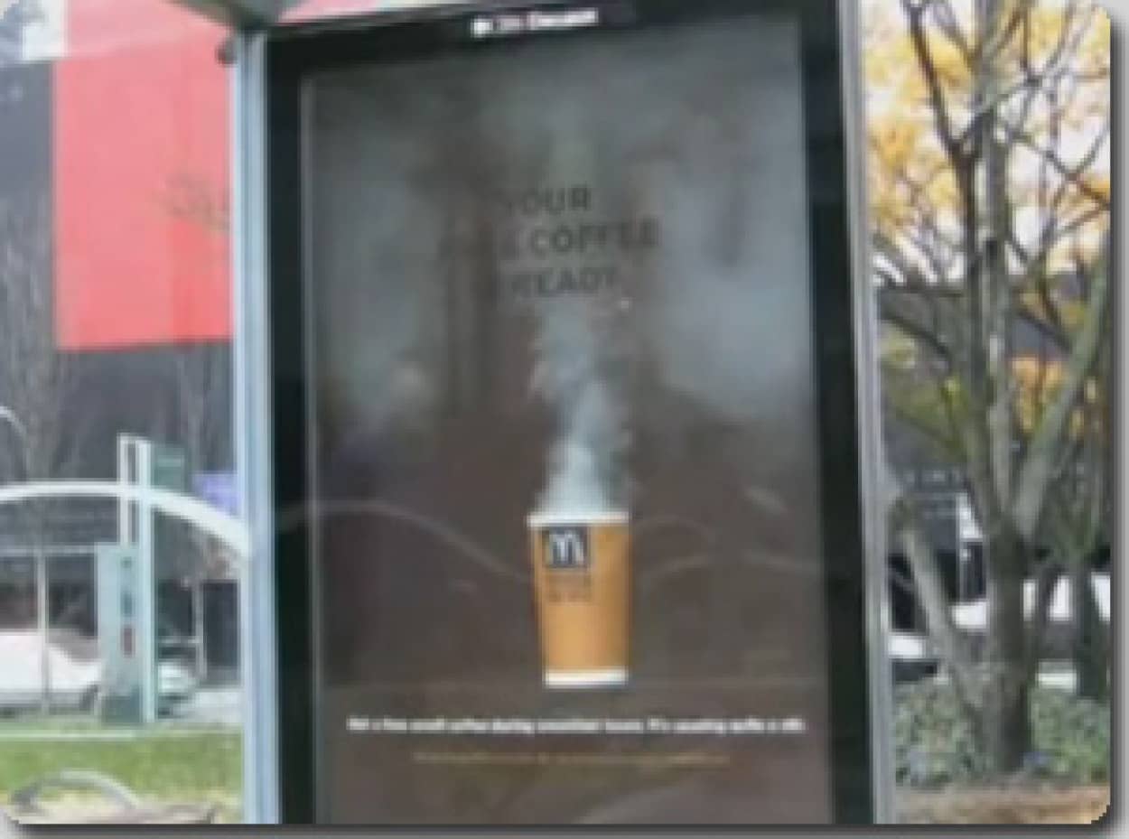 暖かいコーヒーからホカホカの湯気 マクドナルドの街頭宣伝が面白い カナダ カラパイア 暖かいコーヒーからホカホカの湯気 マクドナルドの街頭宣伝が面白い カナダ カラパイア