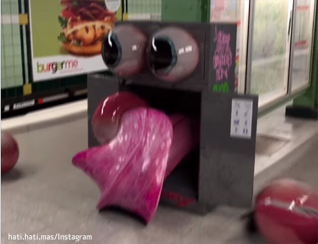 地下鉄に住む、目玉をボロボロ落として舌で回収するゴミ箱