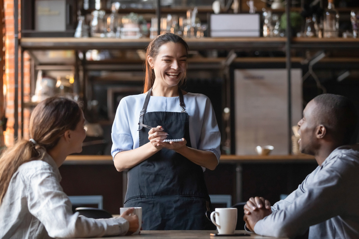 店員に礼儀正しい言葉で注文した人には料金が安くなるサービスを導入したカフェ