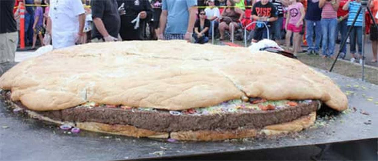 重さ１トン 直径3メートル 世界最大のベーコンチーズバーガーが完成 米ミネソタ州 カラパイア