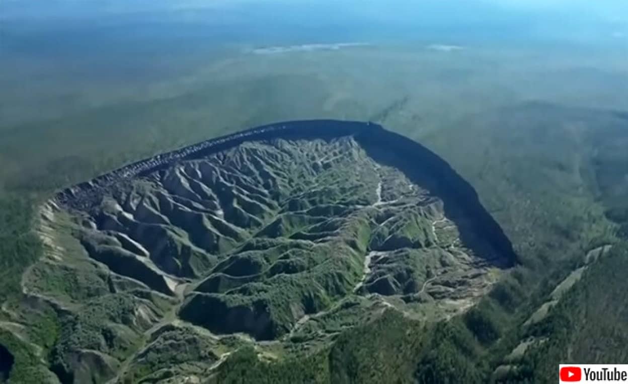シベリアで今も広がり続ける巨大な穴、バタガイカ・クレーター