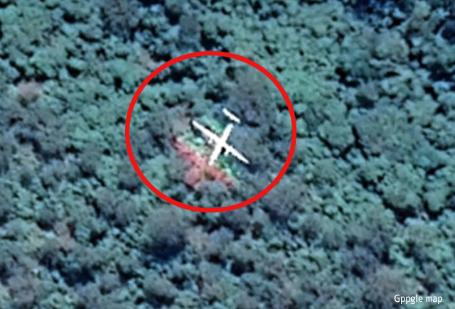オーストラリアの熱帯雨林に飛行機が墜落！？グーグルマップに写っていた謎の物体