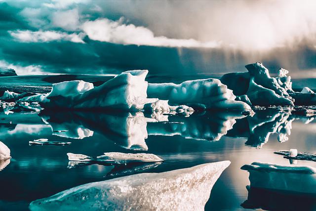 南極「終末の氷河」は崩壊寸前、爪の先で持ちこたえていると科学者