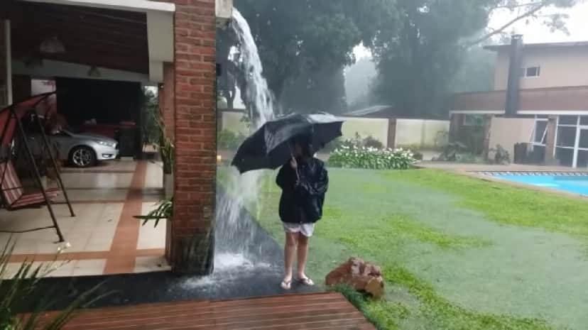 雷が鳴っているときに外に出るの危険 傘を差した少年の間近に落雷 その恐怖を伝える動画 アルゼンチン カラパイア