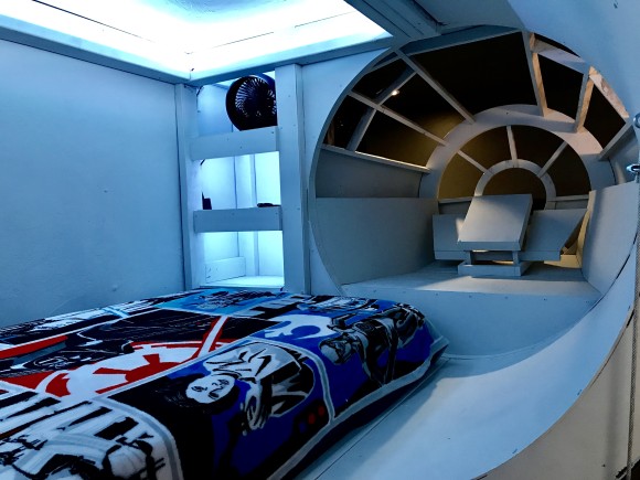 お父さんはがんばった 息子の為にスターウォーズ ミレニアム ファルコン の操縦室型ベッドを空中設置 カラパイア