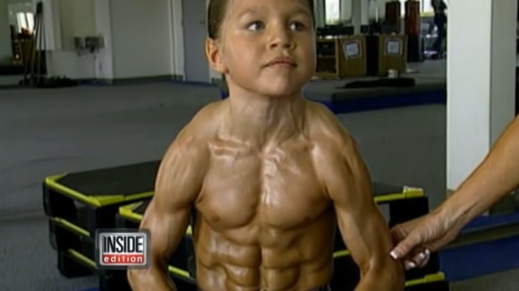 8歳で筋骨隆々 リトル ヘラクレス と呼ばれた少年の現在の姿 カラパイア