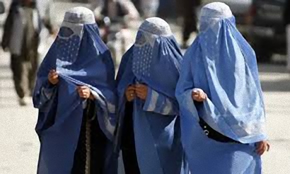 イスラム教徒の人々は公共の場で女性はどんな服装がふさわしいと考えて