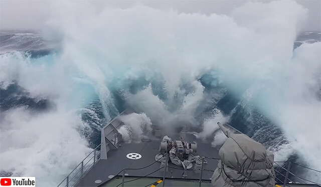 荒れ狂う南極海の恐ろしさ。密漁船を追う軍艦が波に飲み込まれる瞬間