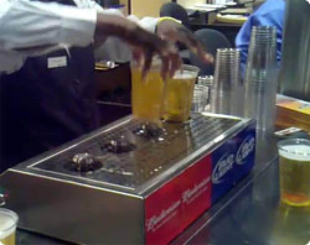 どうなってるの 下から注ぐビールディスペンサー カラパイア どうなってるの 下から注ぐビールディスペンサー カラパイア