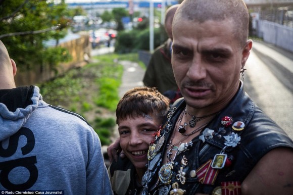 ルーマニアの闇 下水道で暮らす マンホール チルドレン と呼ばれるチャウシェスクの孤児たち カラパイア