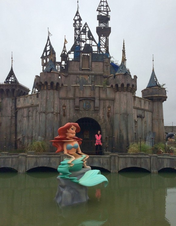 焼け焦げた城 シンデレラの死体 悪夢 のディズニーランド バンクシー監修の Dismaland ディズマランド が期間限定でオープン イギリス カラパイア