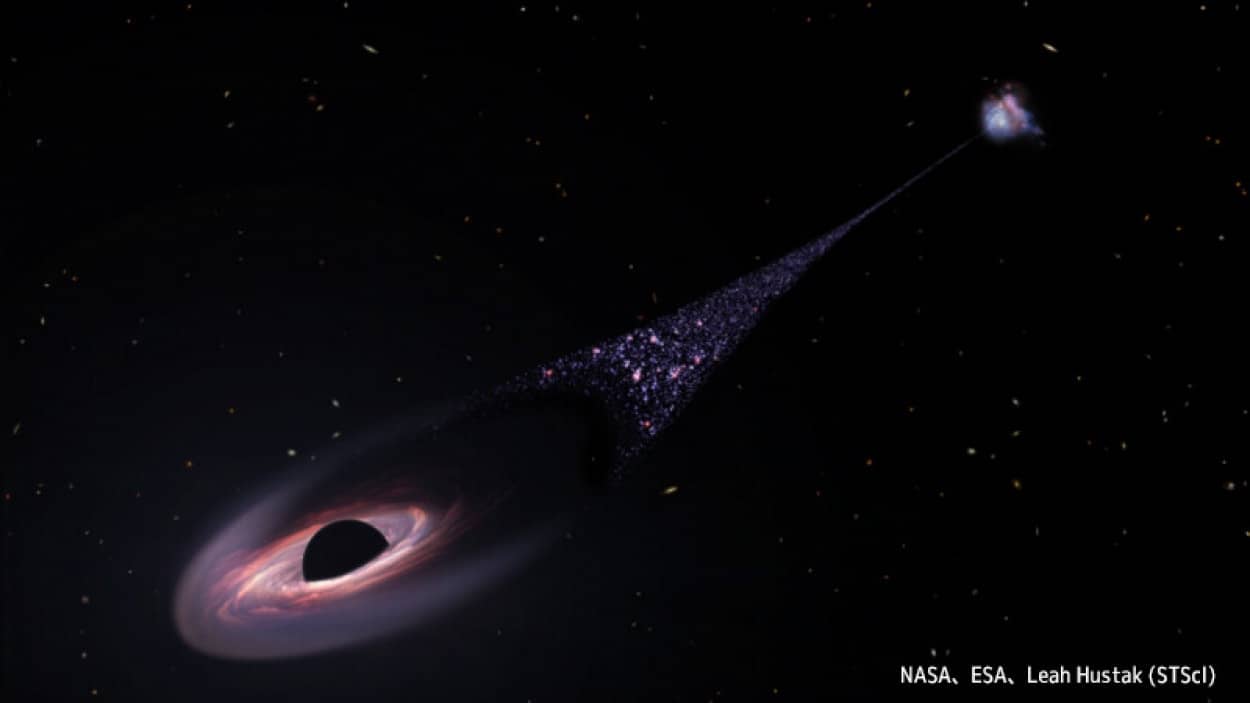 銀河間を移動中のブラックホールか?後ろに星々が散らばる