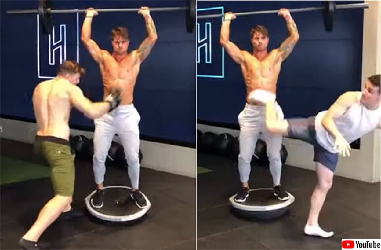 情報量多すぎ バランスボードに乗りながらバーベルを挙げつつ パンチとキックをされる筋肉男性 カラパイア