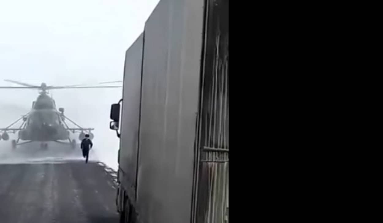 ロシアでは良くあること 道に迷った軍用ヘリが道路に下りてきて道をたずねられた事案 カラパイア