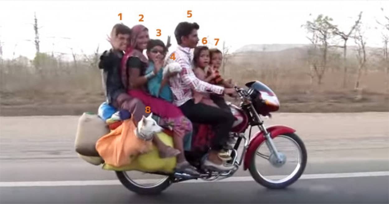 笑顔で手をふってる場合じゃないぞ 1台のバイクに6人 2匹 インド カラパイア 笑顔で手をふってる場合じゃないぞ 1台のバイクに6人 2匹 インド カラパイア