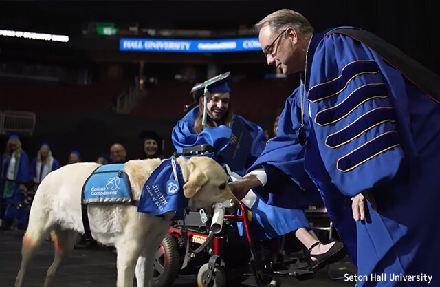 感動の瞬間。大学で学生を支え続けた介助犬に卒業証書が渡され大歓声が上がる